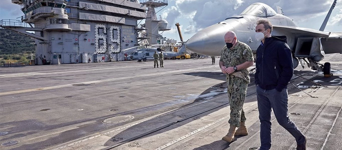 Στιγμές... ανεμελιάς του Κ.Μητσοτάκη στο αμερικανικό αεροπλανοφόρο: «10 λεπτά από εδώ είναι το σπίτι μου»!